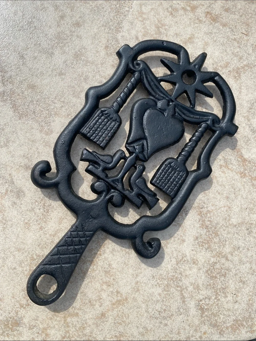 Vintage Pennsylvania Dumb Dutch (Model T-5) Cast Iron 3 Peg Trivet 4.25
